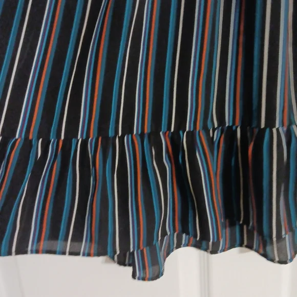 Slight off-shoulder shift blouse - Picture 4 of 10